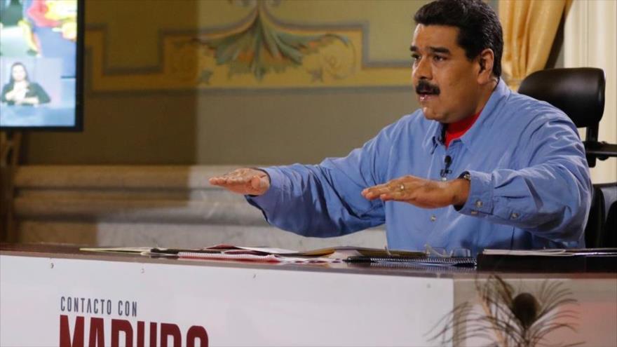 El presidente venezolano, Nicolás Maduro, dirige al pueblo en su programa televisivo "En Contacto con Maduro", 9 de agosto de 2016.