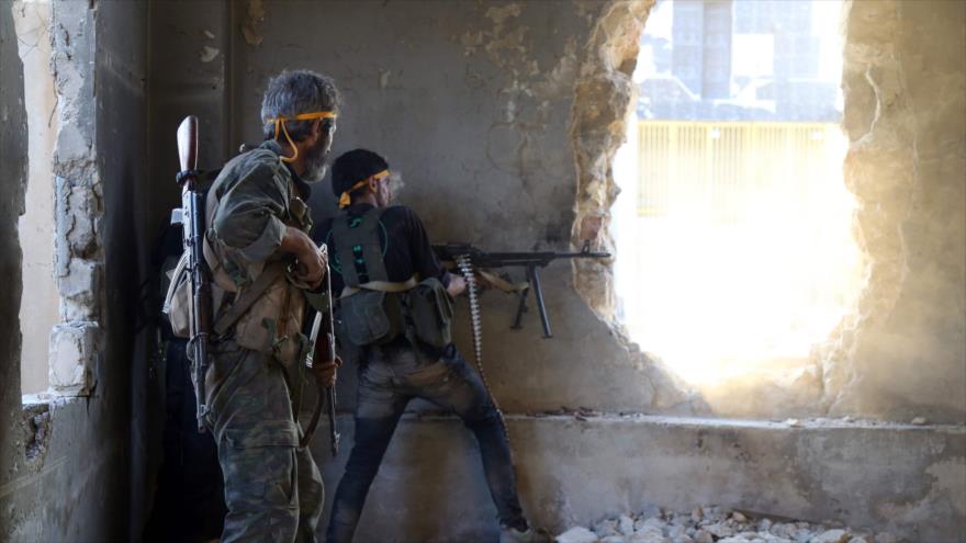 Combatientes de un grupo armado en Siria atacan las posiciones gubernamentales en las afueras de la norteña ciudad de Alepo, 6 de agosto de 2016.