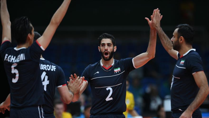 Jugadores de la selección de Voleibol de Irán celebran su victoria ante Cuba (3-0) en los Juegos Olímpicos de Río de Janeiro, Brasil, 11 de agosto de 2016.