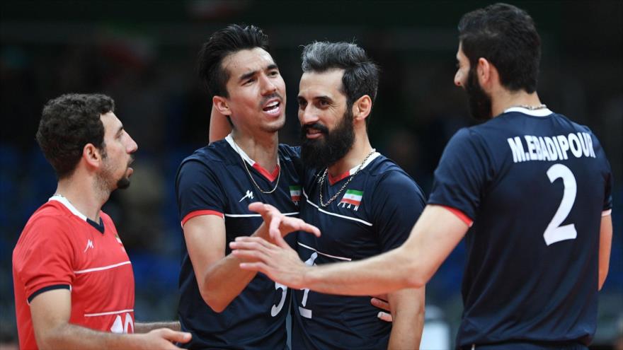Jugadores de la selección de Voleibol de Irán celebran su victoria ante Cuba (3-0) en los Juegos Olímpicos de Río de Janeiro, Brasil, 11 de agosto de 2016.
