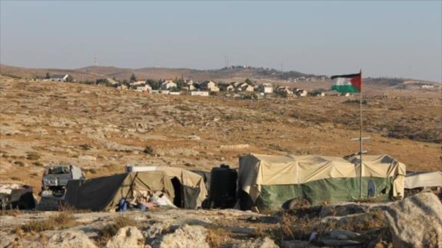 Palestinos residentes de la aldea Susiya, en la Cisjordania ocupada, viven en tiendas de campaña tras la demolición de sus viviendas por partes de las fuerzas del régimen israelí.