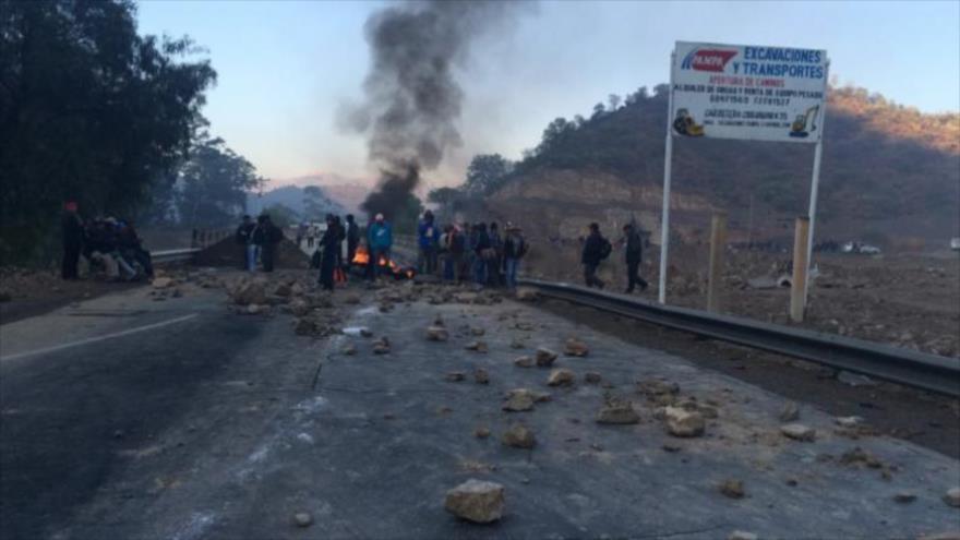 Cooperativistas mineros bolivianos bloquean una carretera en Parotani, centro de Bolivia, 10 de agosto de 2016.