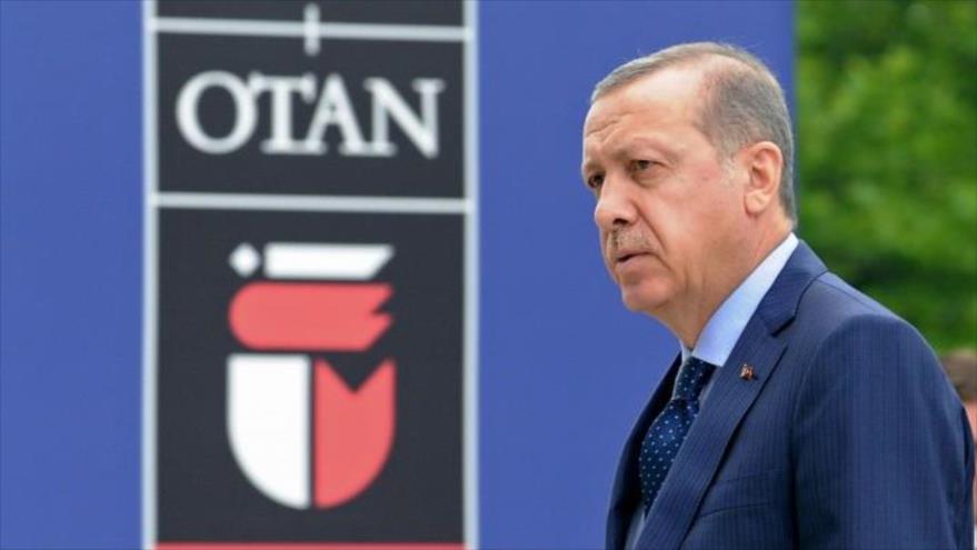 El presidente turco, Recep Tayyip Erdogan, frente a la bandera de la OTAN.