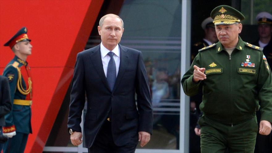 El presidente de Rusia, Vladimir Putin (izda), junto a su ministro de Defensa, Serguei Shoigu.