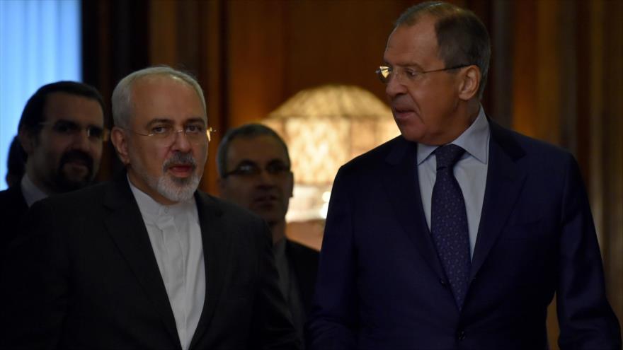 El canciller iraní, Mohamad Yavad Zarif (izda.), y su par ruso, Sergei Lavrov.