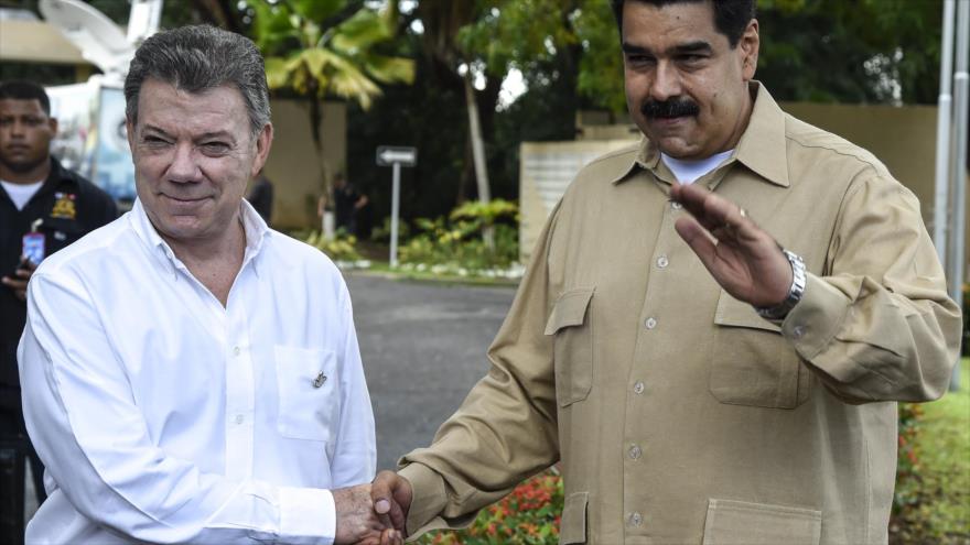 El presidente Colombia, Juan Manuel Santos (izquierda), se reúne con su par de Venezuela, Nicolás Maduro, en la ciudad venezolana de Puerto Ordaz, 11 de agosto de 2016.