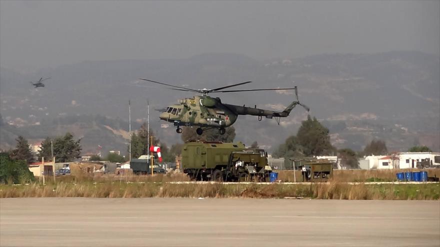 Un helicóptero ruso despega de la base de Hmeymim, en la ciudad de Latakia (oeste de Siria).