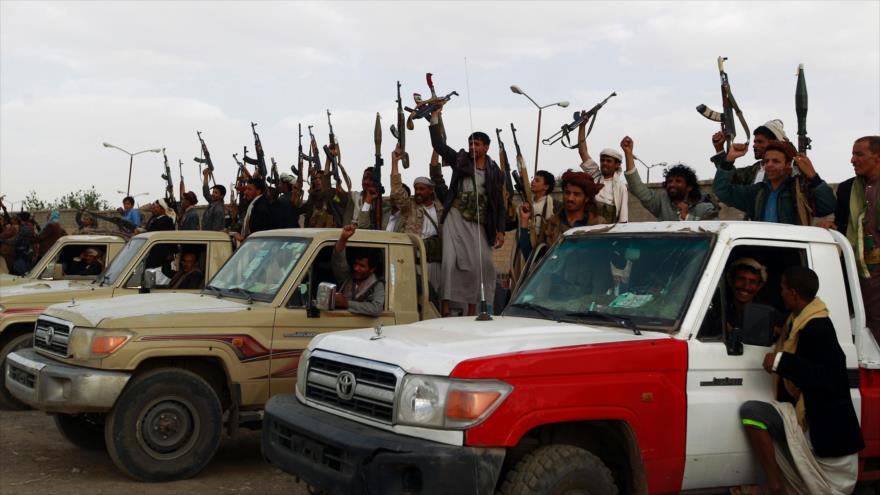 Combatientes del movimiento popular yemení Ansarolá.