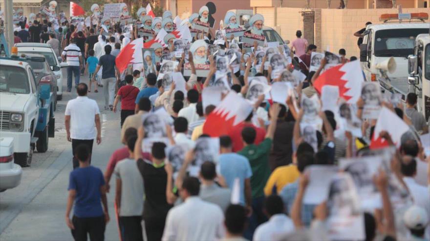 Marcha antigubernamental de los bareiníes en la ciudad de Manama.