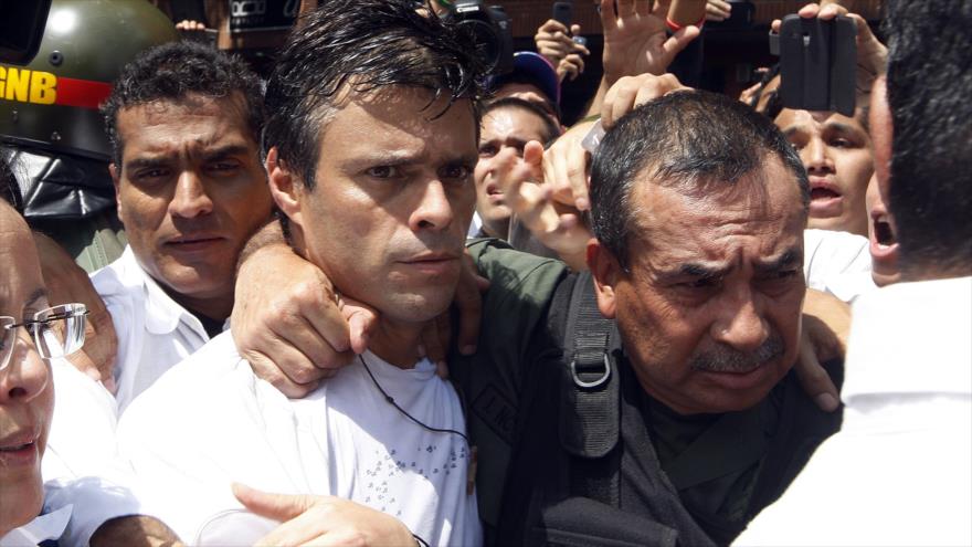 Líder de la oposición venezolana Leopoldo López (izda.) escoltado por la guardia nacional después de entregarse, durante una manifestación en Caracas, 18 de febrero de 2014.