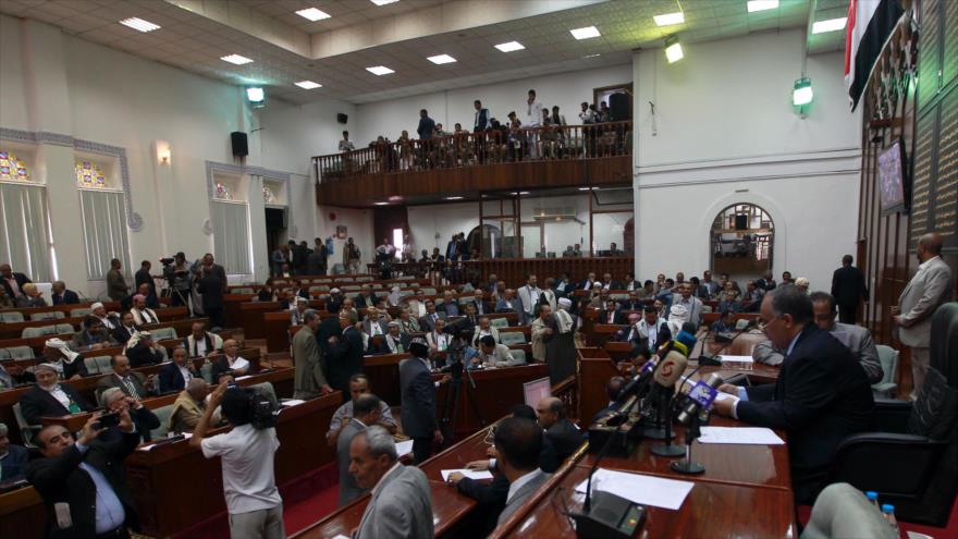 Los legisladores yemeníes participan en una sesión parlamentaria en Saná (capital), 13 de agosto de 2016.