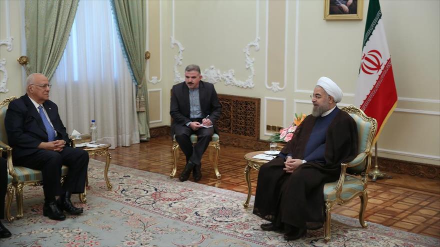 El presidente iraní, Hasan Rohani, recibe al ministro de Economía de Cuba, Ricardo Cabrisas, 13 de agosto de 2016.