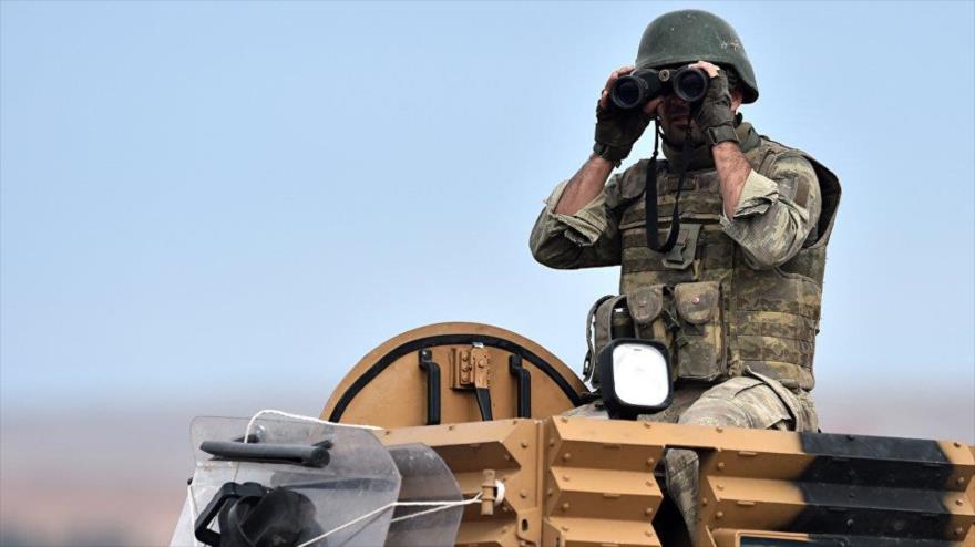 Soldado turco vigila la frontera turca con Siria.