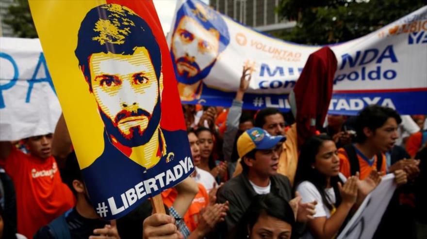 La oposición venezolana durante una manifestación pide libertad para el encarcelado dirigente opositor, Leopoldo López.