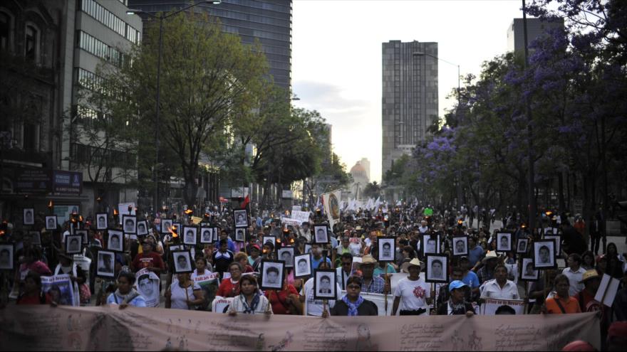 Los padres de los 43 estudiantes desaparecidos de Ayotzinapa durante una marcha tras 18 meses de su desaparición en la Ciudad de México. 26 de abril de 2016