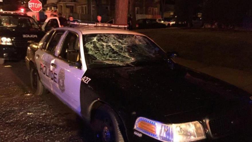 Un vehículo policial objeto de la violencia desatada el sábado por la noche en Milwaukee después de que un agente matara a un hombre supuestamente armado.