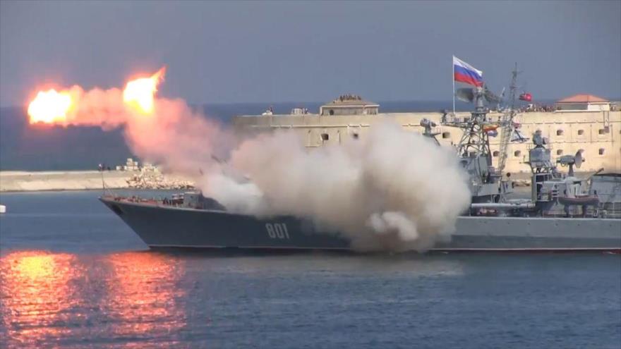 Un buque de guerra ruso lanza misil de crucero durante una maniobra.