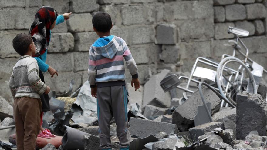 Niños yemeníes en los escombros de un edificio en Saná, capital, destruido por los ataques de la coalición liderada por Arabia Saudí contra Yemen, 11 de agosto de 2016.