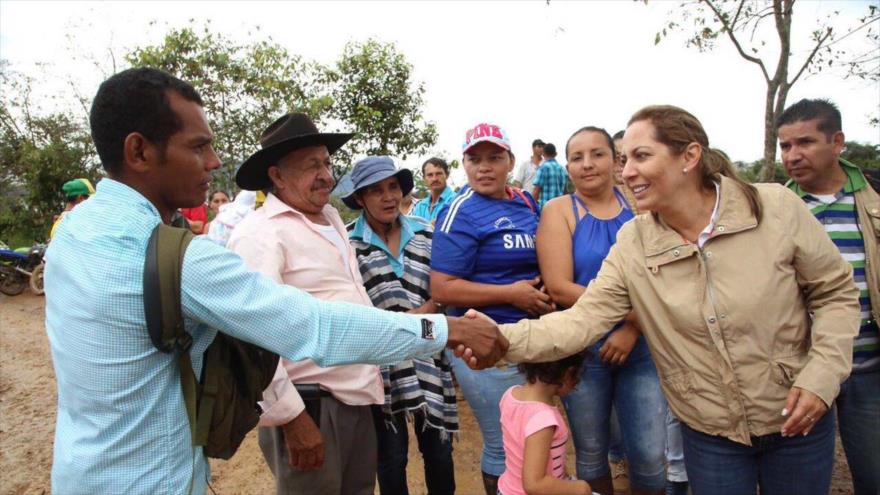 Una delegada saluda a aldeanos que habitan las veredas durante su vista para estudiar donde ubicar las Zonas Veredales Transitorias de Normalización (ZVTN).