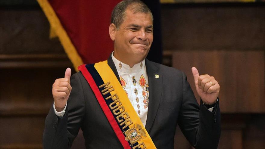 Jóvenes ecuatorianos entregan firmas para reelección de Correa 