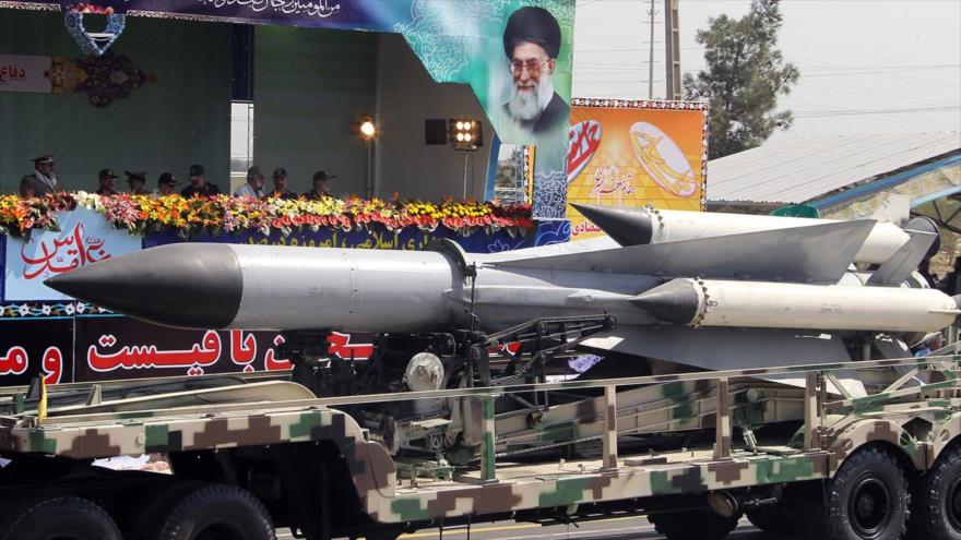 Las Fuerzas Armadas exhíben un número de misiles de fabricación nacional durante un desfile militar en Teherán, capital iraní.