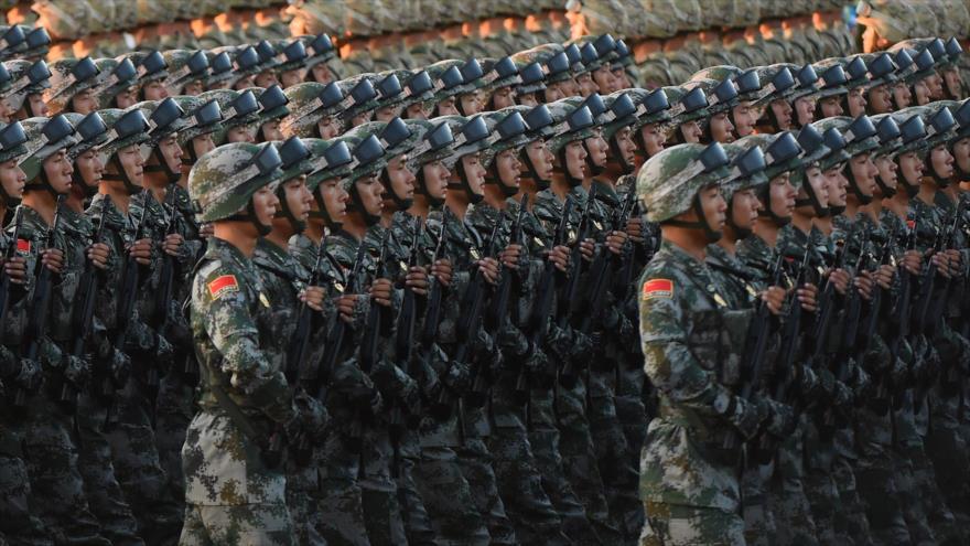 Soldados chinos practican antes de un desfile militar.