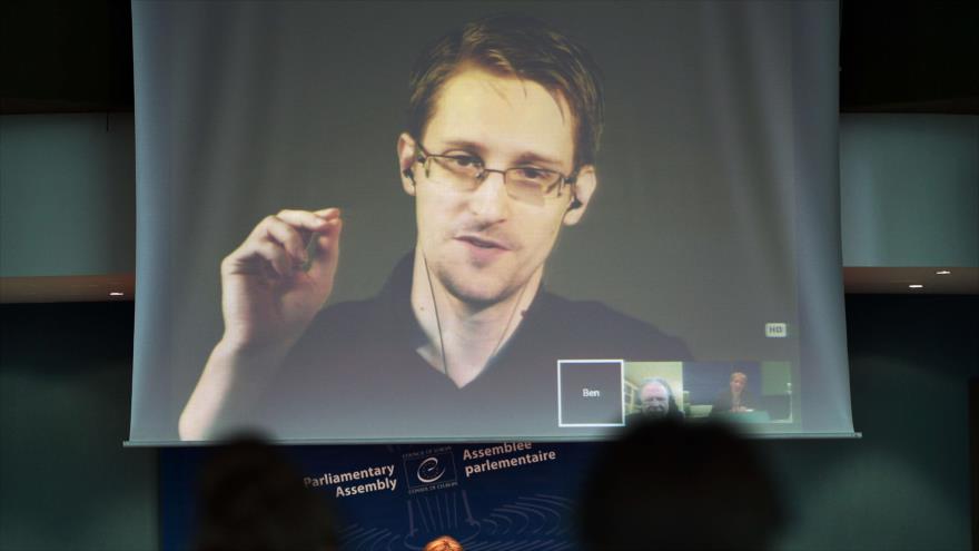 El exagente de la Agencia Central de Inteligencia de EE.UU. (CIA, por sus siglas en inglés) Edward Snowden habla por videoconferencia desde Rusia en una audiencia parlamentaria, 24 de junio de 2015.