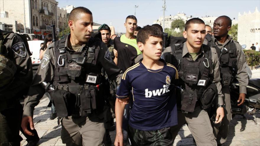 Soldados israelíes detienen a un menor palestino en Cisjordania.