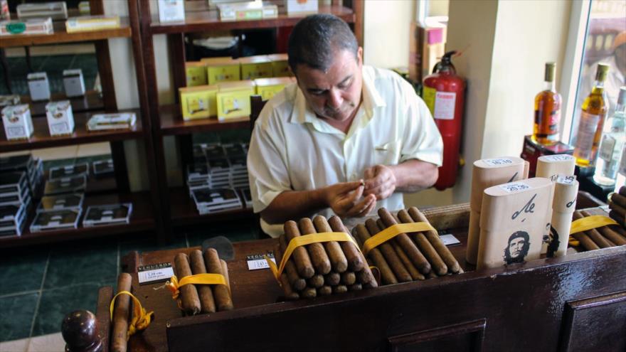 Un cubano hace cigarros en el estado occidental de Pinar del Río. 