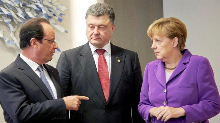 El presidente de Ucrania, Petro Poroshenko (centro); la canciller alemana, Angela Merkel, y el presidente francés, François Hollande.