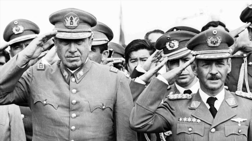 Los dictadores de Bolivia, Hugo Banzer (dcha.) junto a su par chileno Augusto Pinochet.