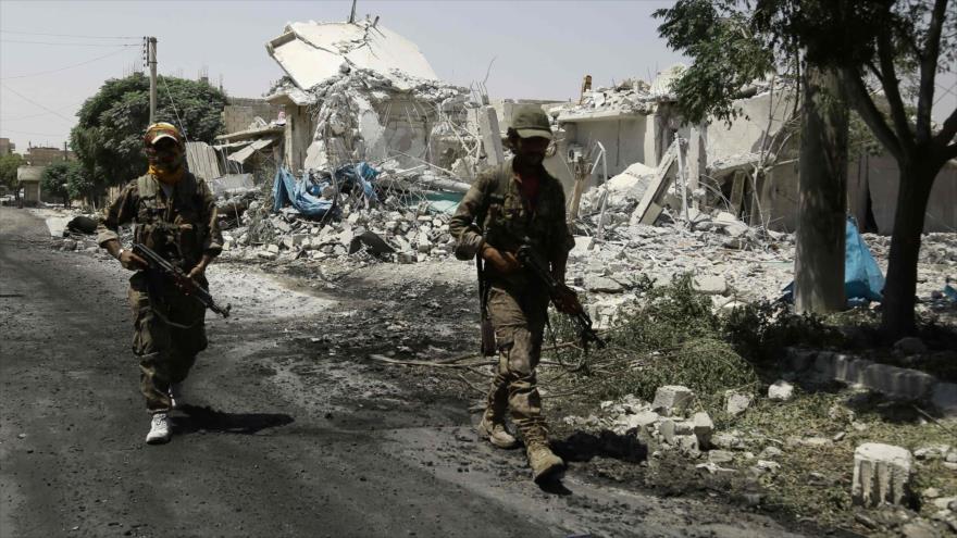 Miembros de la llamada Fuerzas Democráticas de Siria (FDS) en la ciudad de Manbiy, norte de Siria, 7 de agosto de 2016.