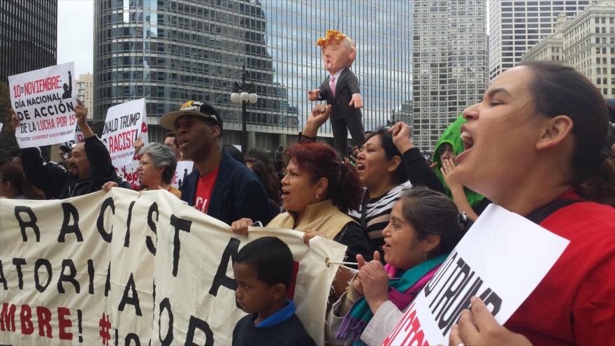 Los latinos protestan frente a la Torre del candidato republicano a la presidencia de Estados Unidos, Donald Trump, en el centro de Chicago.
