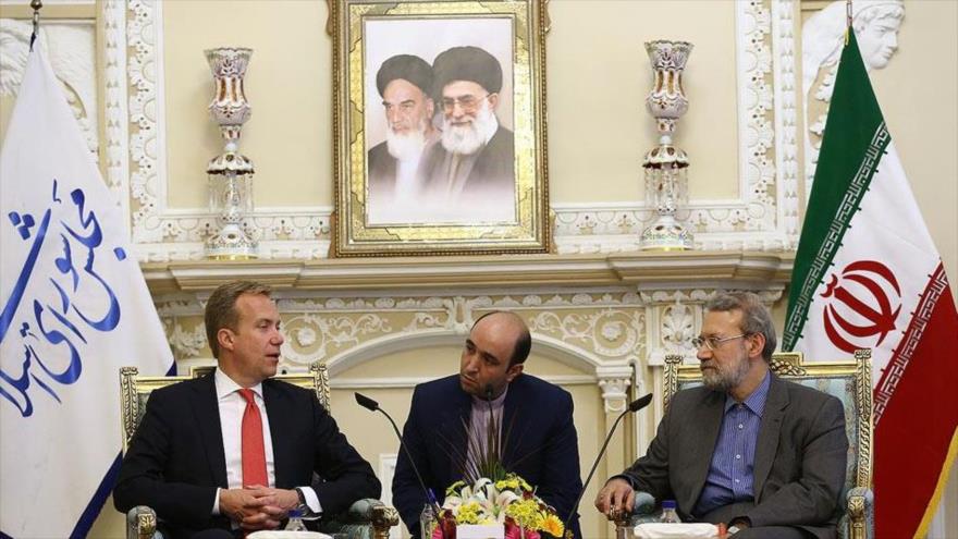 El presidente del Parlamento iraní, Ali Lariyani (dcha.), se reune con el canciller noruego, Borge Brende, en Teherán, el 17 de agosto de 2016.