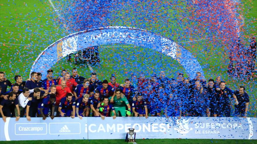 Los jugadores de Barcelona festejan su triunfo ante Sevilla en la Supercopa de España. 17 de agosto de 2016.