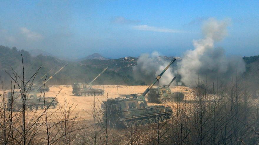 Obuses autopropulsados de tipo K9 del Ejército surcoreano durante ejercicios en el condado costero de Goseong, limítrofe con el Norte.