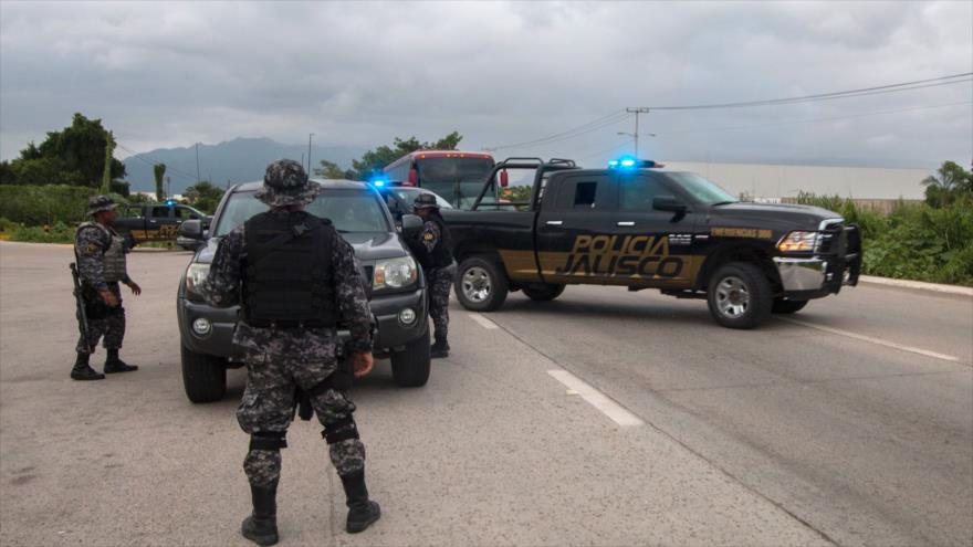 Fuerzas de la Policía mexicana inspeccionan los vehículos en Puerto Vallarta, situado en el estado occidental de Jalisco, 17 de agosto de 2016, dos días después del secuestro de seis hombres en un restaurant.