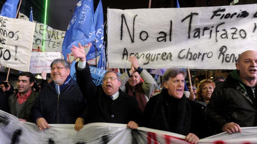 Protestan en Argentina contra el tarifazo impuesto por Gobierno de Mauricio Macri.