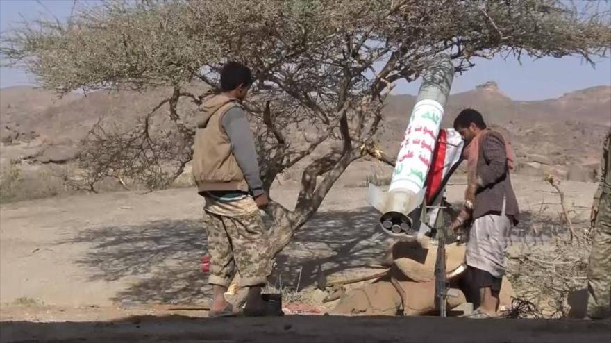 Las fuerzas del movimiento popular yemení Ansarolá están a punto de disparar un misil contra las posiciones de los enemigos.