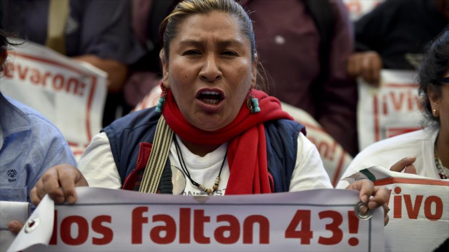 Familiar de los 43 estudiantes mexicanos desaparecidos participa en la reunión de la lectura del Grupo Interdisciplinario de Expertos Independientes (GIEI) en la ciudad de México (capital), 24 de abril de 2016.