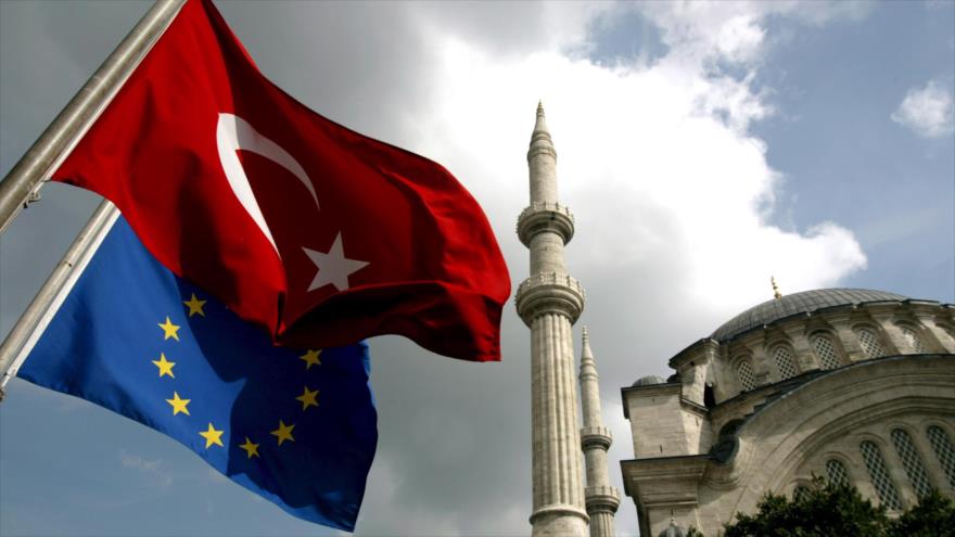Las banderas de Turquía y de la Unión Europea ondean frente a una mezquita imperial otomana en Estambul.