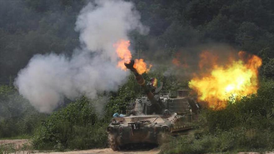 Momento del lanzamiento de proyectiles durante una maniobra de Corea del Sur en la frontera con Corea del Norte, el 18 de agosto de 2016.