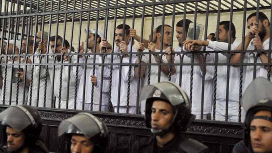 Varios partidarios del movimiento Hermanos Musulmanes (HHMM) son juzgados en una corte egipcia.