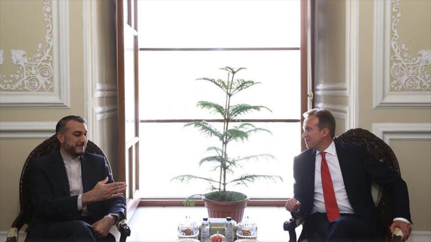 El director general para Asuntos Internacionales del Parlamento iraní, Husein Amir Abdolahian (izda.) durante una reunión con el canciller noruego, Borge Brende, en Teherán, capital persa, 19 de agosto de 2016.