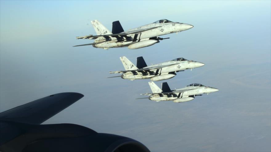 Cazas polivalentes F/A-18E Super Hornet, de fabricación estadounidense, que participan en las operaciones de la coalición liderada por EE.UU. en nombre de la lucha antiterrorista. 