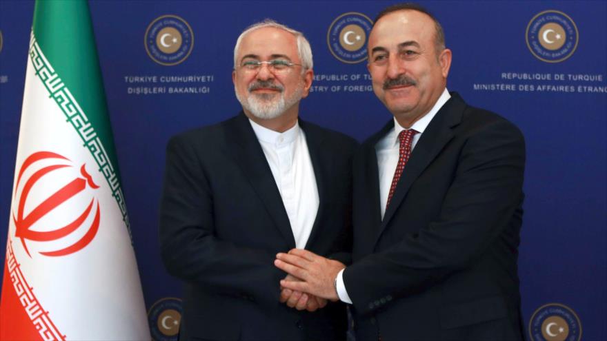 El canciller de Irán, Mohamad Yavad Zarif (izda.), y su homólogo turco, Mevlut Cavusoglu, tras una rueda de prensa conjunta en la capital de Turquía, Ankara, 12 de agosto de 2016.
