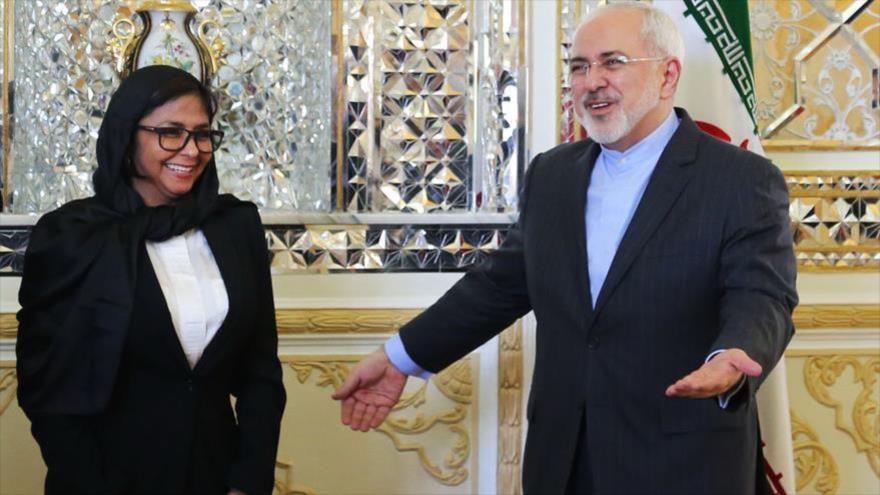 El canciller iraní, Mohamad Yavad Zarif, y su homóloga venezolana, Delcy Rodríguez.
