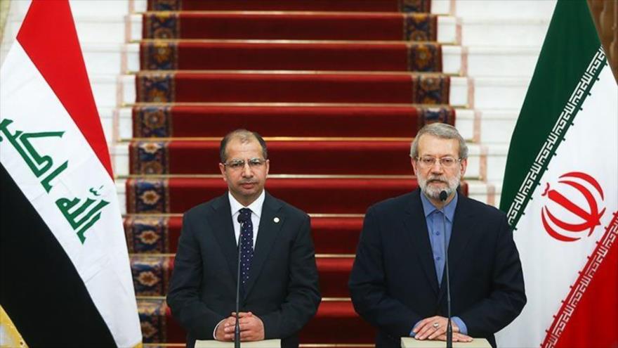 El presidente del Parlamento iraní, Ali Lariyani (dcha.) en una conferencia de prensa conjunta con su homólogo iraquí Salim al-Yaburi en Teherán, la capital persa, 20 de agosto de 2016.