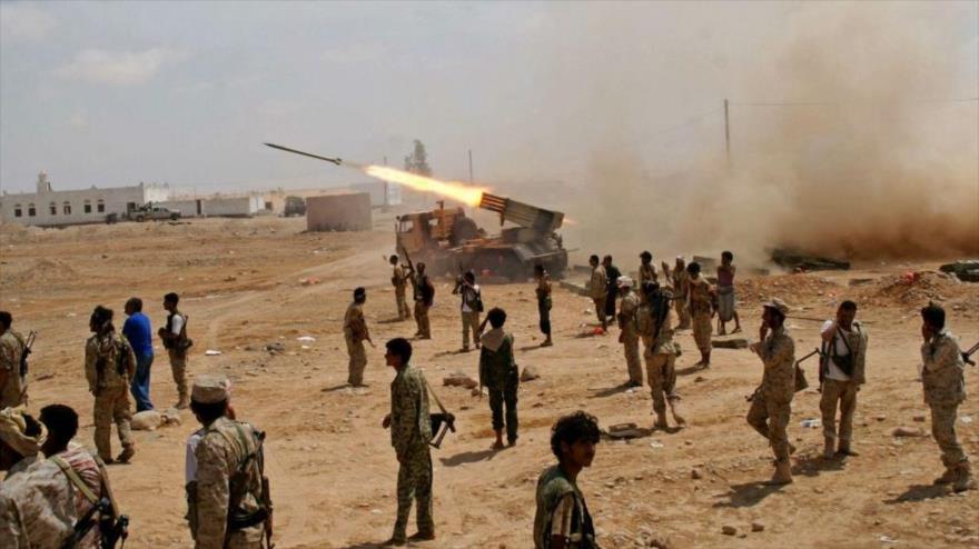 Fuerzas del Ejército de Yemen lanzan proyectiles Katyusha.