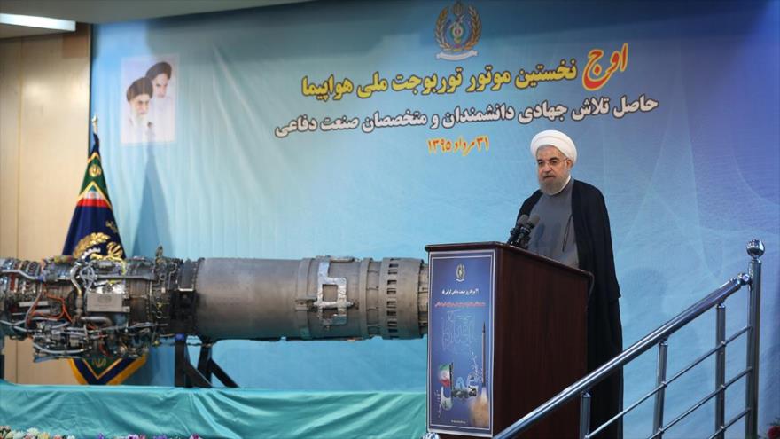El presidente de Irán, Hasan Rohani a poca distancia del primer turborreactor nacional de Irán, denominado Ouj, 21 de agosto de 2016.